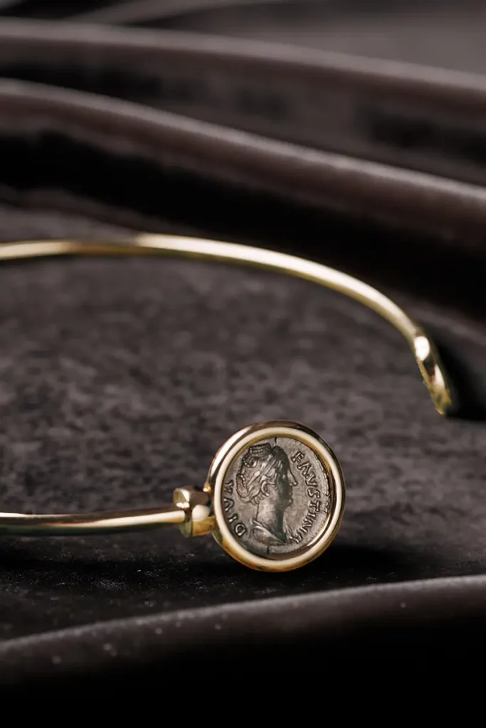 Tanit Faustina Choker beauty image 05