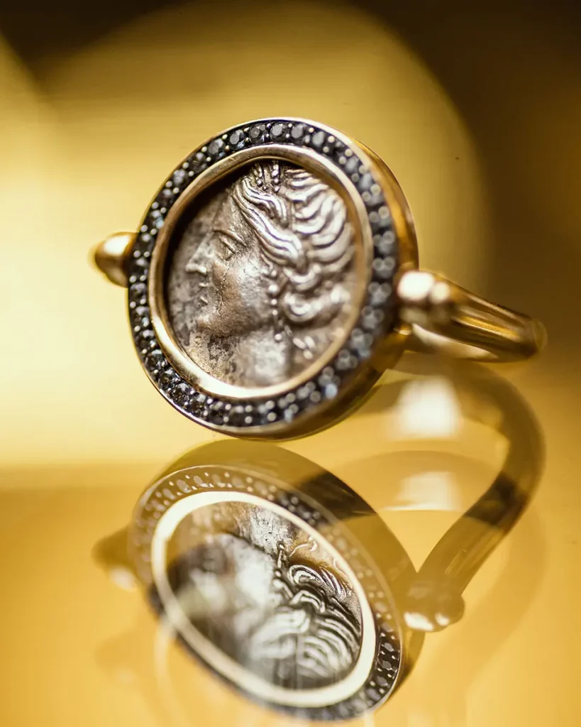 Tanit Ring swivel portrait regular 01
